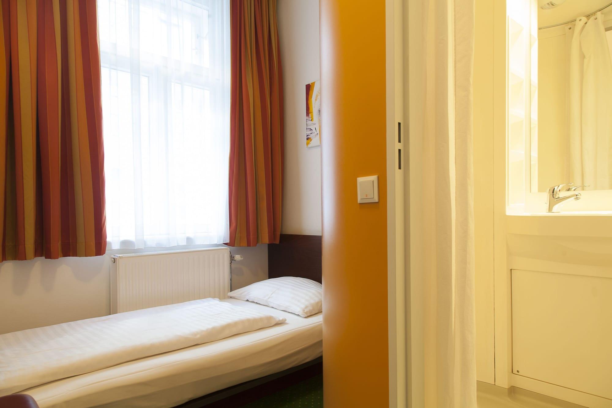 Pension Stadthalle Vienna Exterior photo