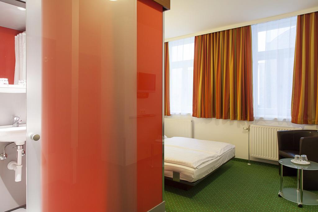 Pension Stadthalle Vienna Exterior photo